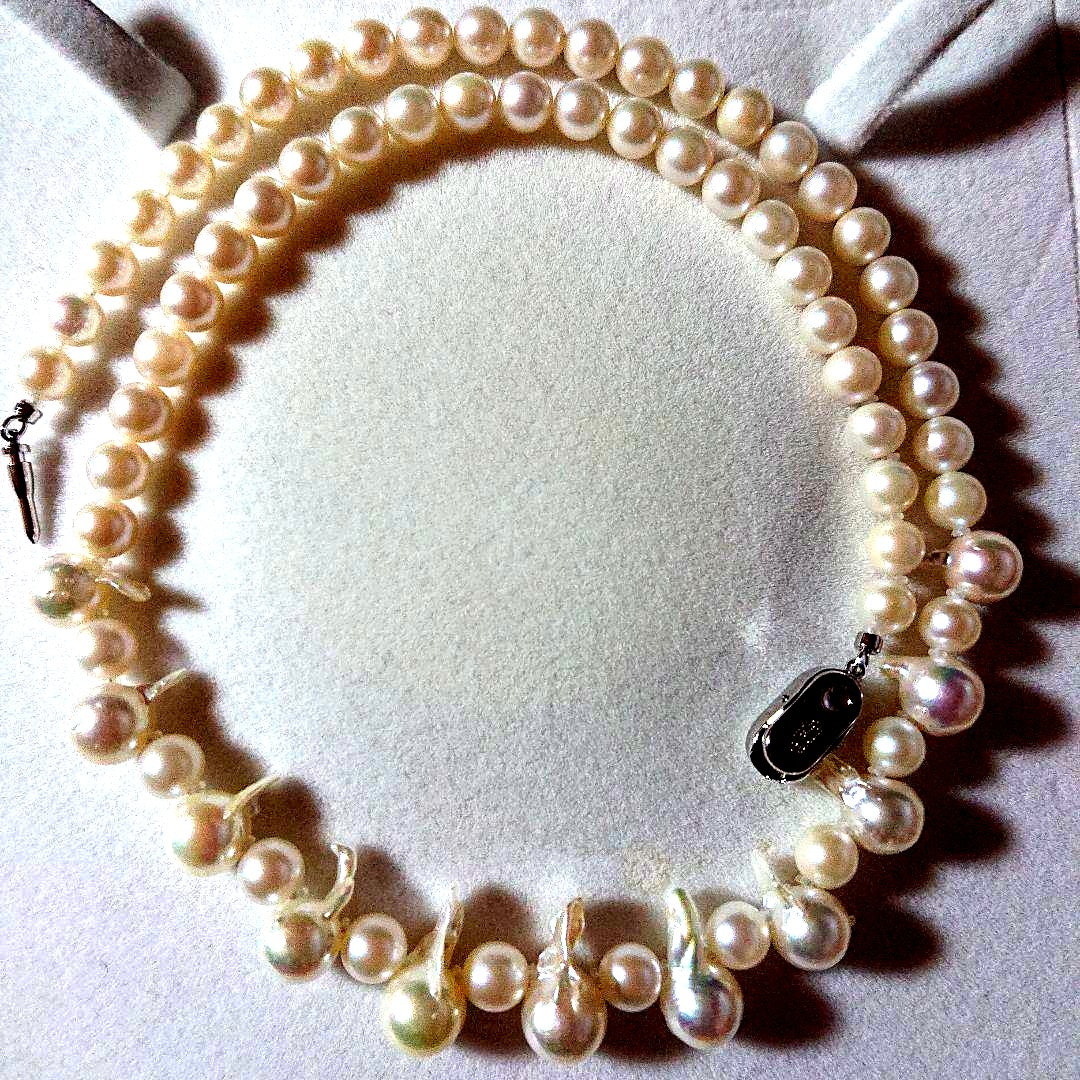 Akoya Pearl and Cleopatra Pearl Necklace 46 cm with mixed pearl sizes and SILVA engraved clasp, new condition