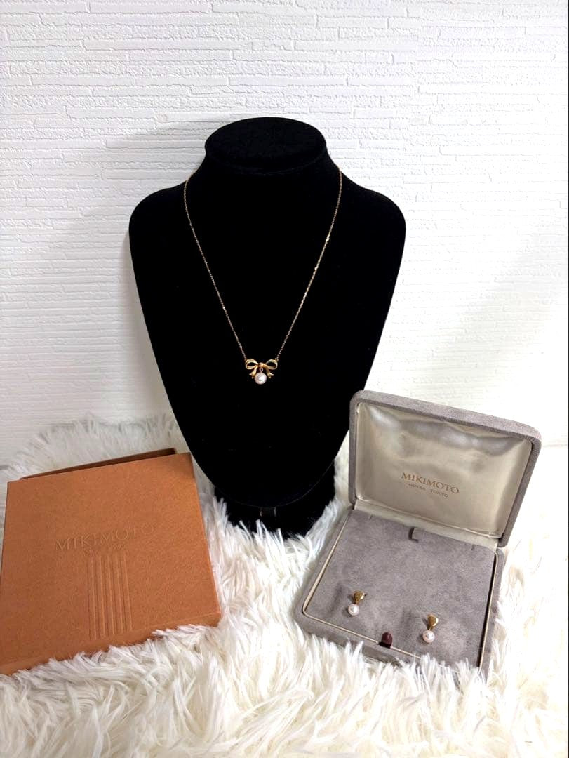 MIKIMOTO K18 yellow gold ribbon necklace featuring a single pearl pendant