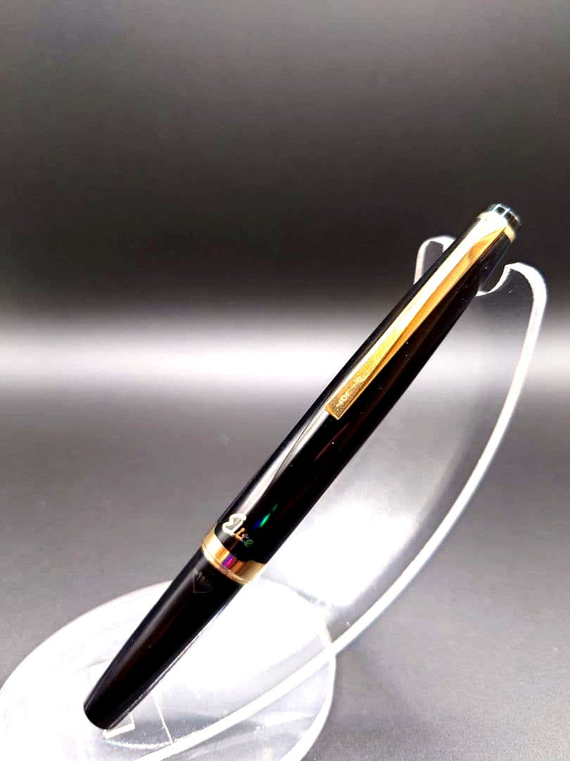 Close-up of PILOT Elite fountain pen featuring an 18k manifold nib in gold finish