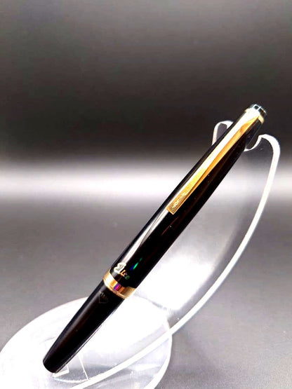Close-up of PILOT Elite fountain pen featuring an 18k manifold nib in gold finish