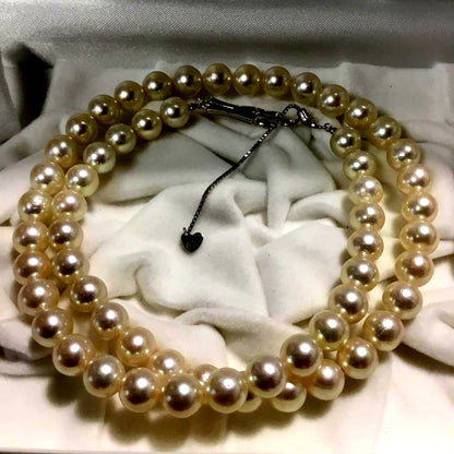 Akoya shell pearl necklace featuring 7mm pearls on an adjustable 44.5 to 49cm chain
