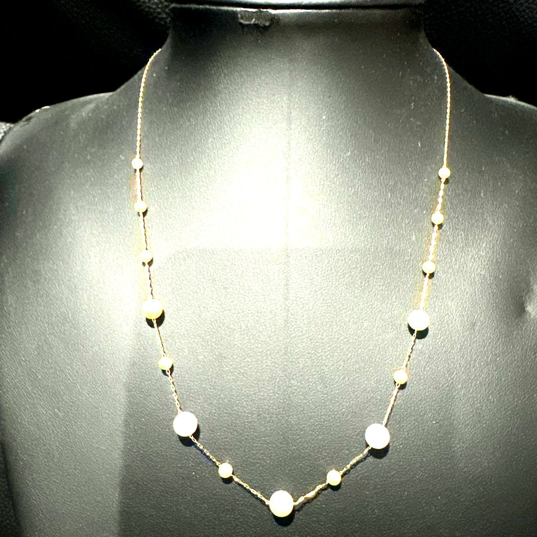 Perlagione Akoya baby pearl necklace in 14K gold with 42 cm length displayed on a jewelry stand