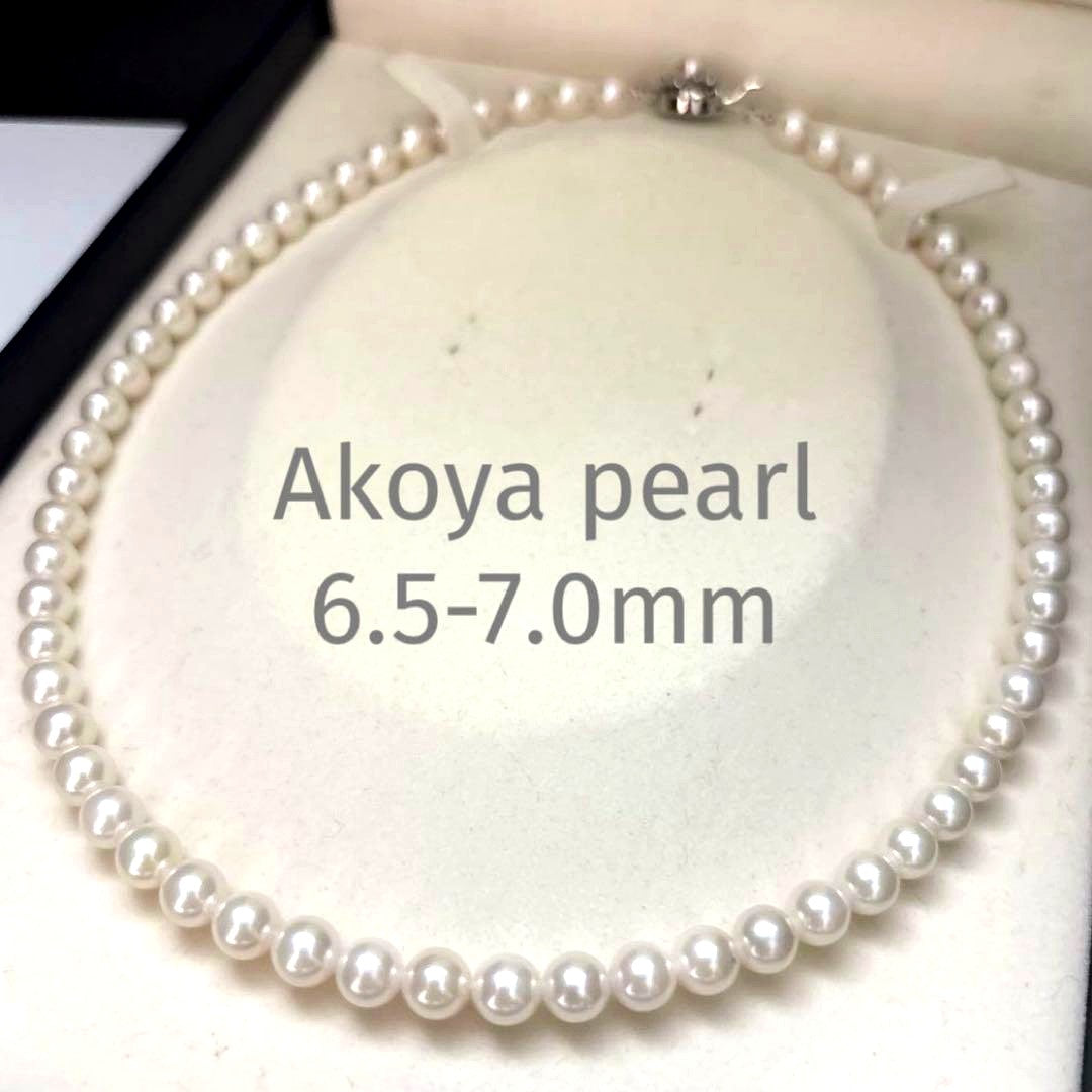 Akoya pearl necklace with 7mm round white pearls and silver markings, 43cm length, strong luster