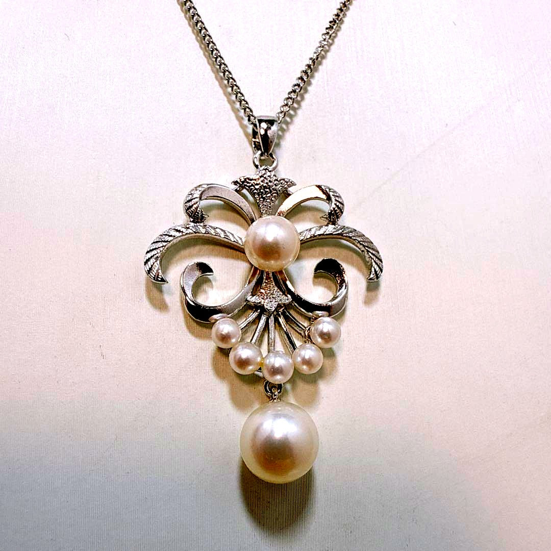 MIKIMOTO silver necklace with Akoya pearl and lily-shaped silver pendant on 40 cm metal chain