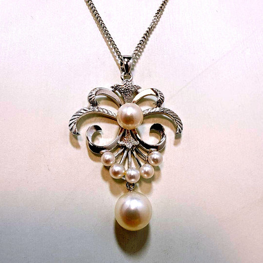 MIKIMOTO silver necklace with Akoya pearl and lily-shaped silver pendant on 40 cm metal chain