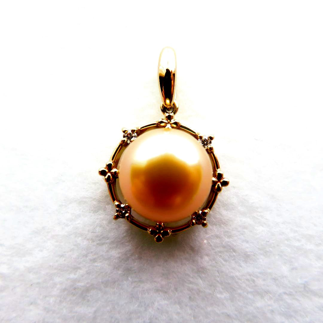 K18 pearl pendant top with 4 diamonds, 14.6mm diameter and 22mm overall length