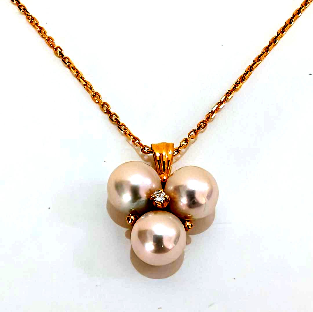 Mikimoto pearl diamond necklace in 18K yellow gold with 37cm chain and three 6.7mm pearls