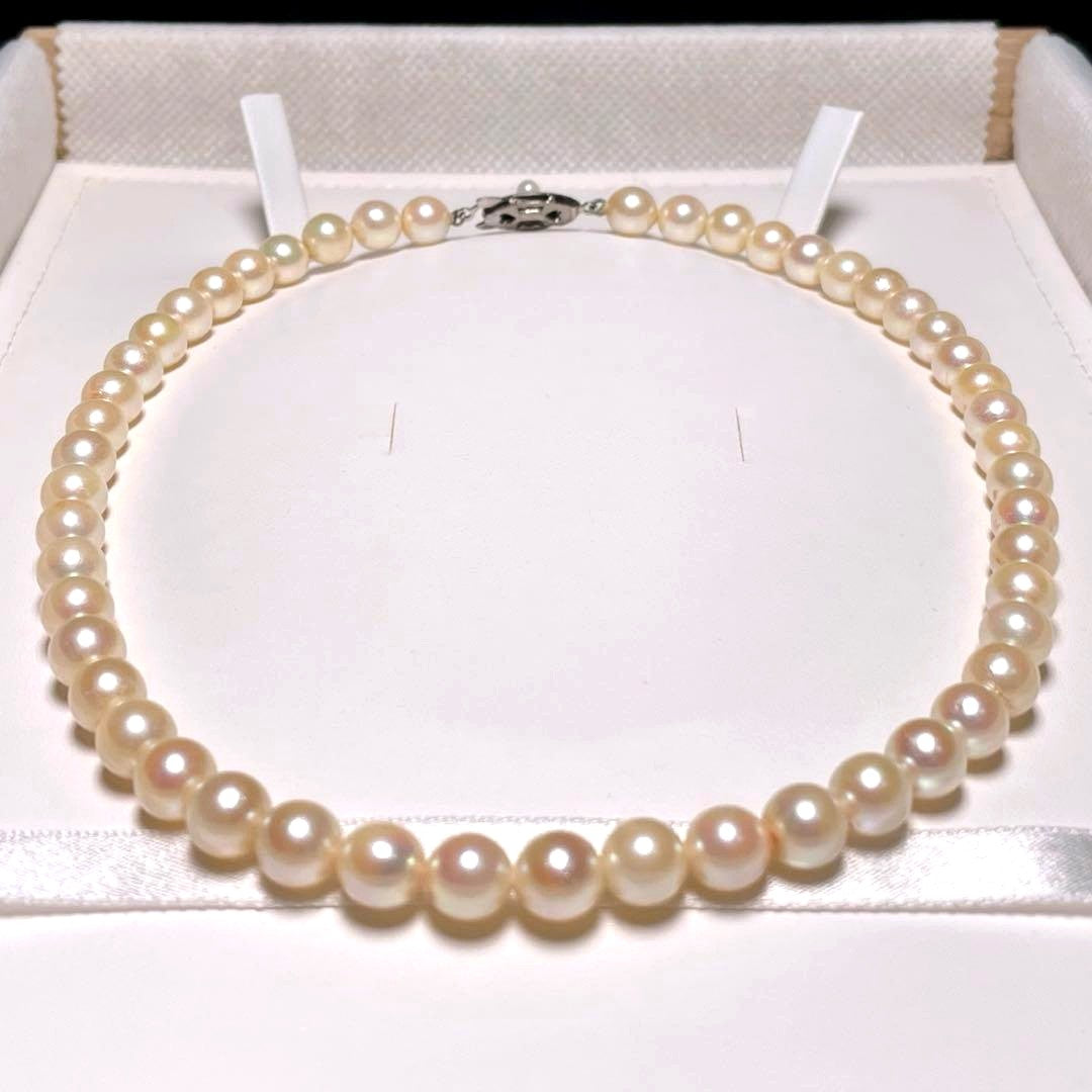 Akoya pearl necklace with 7.0 to 7.5 mm round white pearls, 37.8 cm length, featuring silver imprint