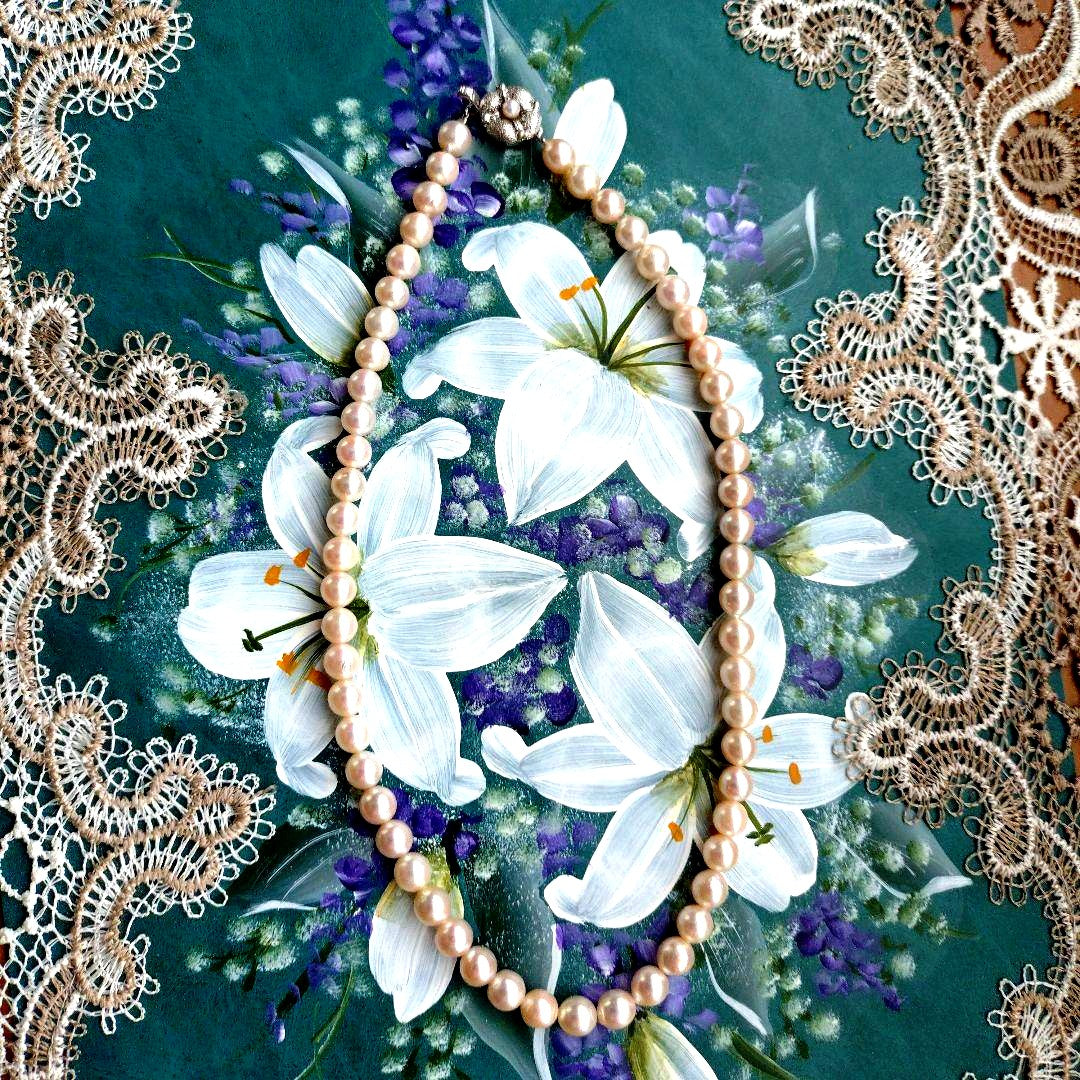 Akoya pearls necklace with 7.0 to 7.5mm white-pink pearls on a 44cm silver chain