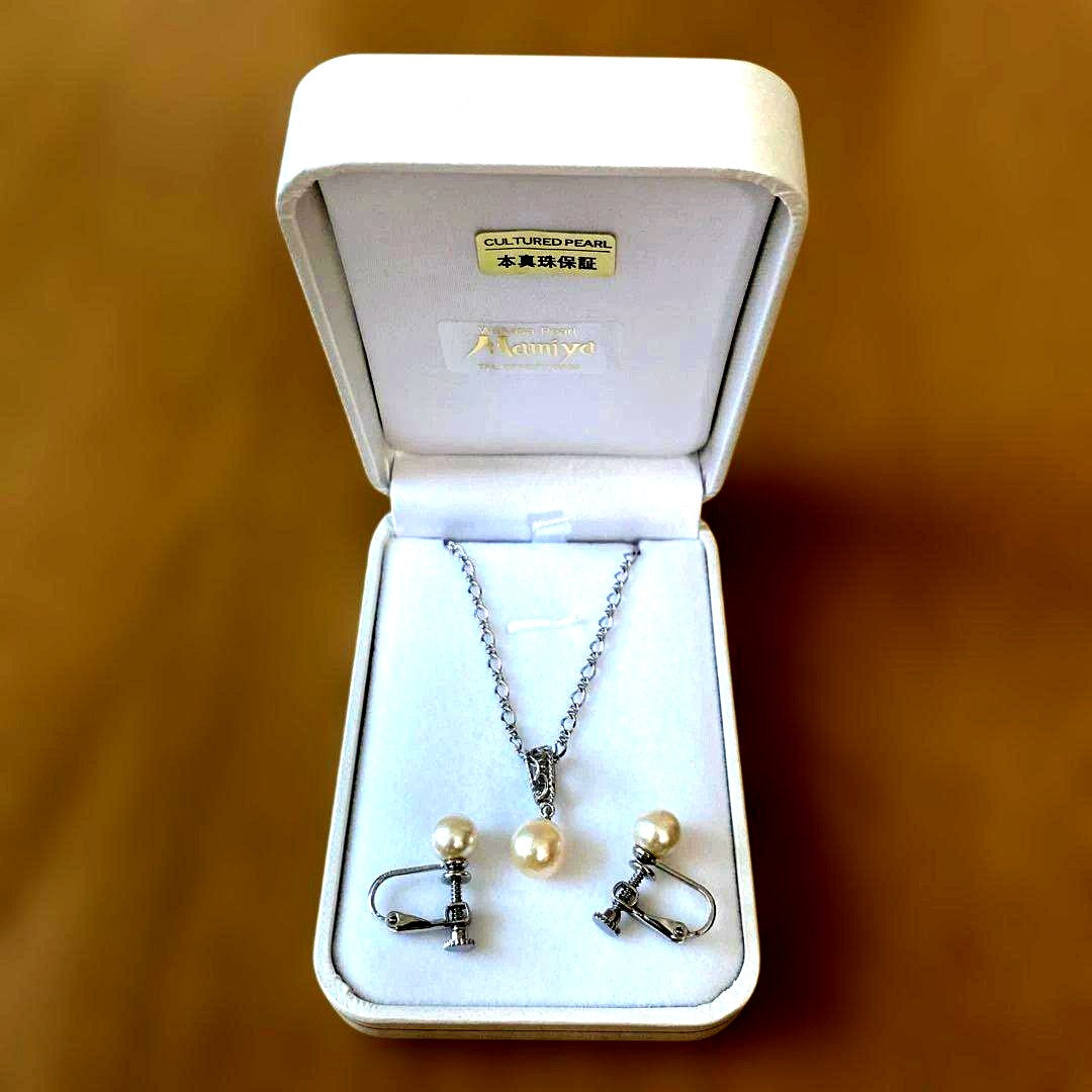 Elegant Akoya pearl necklace with matching silver pendant top earrings set