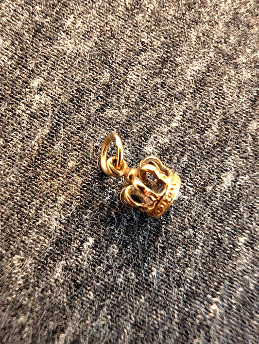 Agete Crown-shaped Charm made from K9 material weighing 0.9 grams shown on a white background
