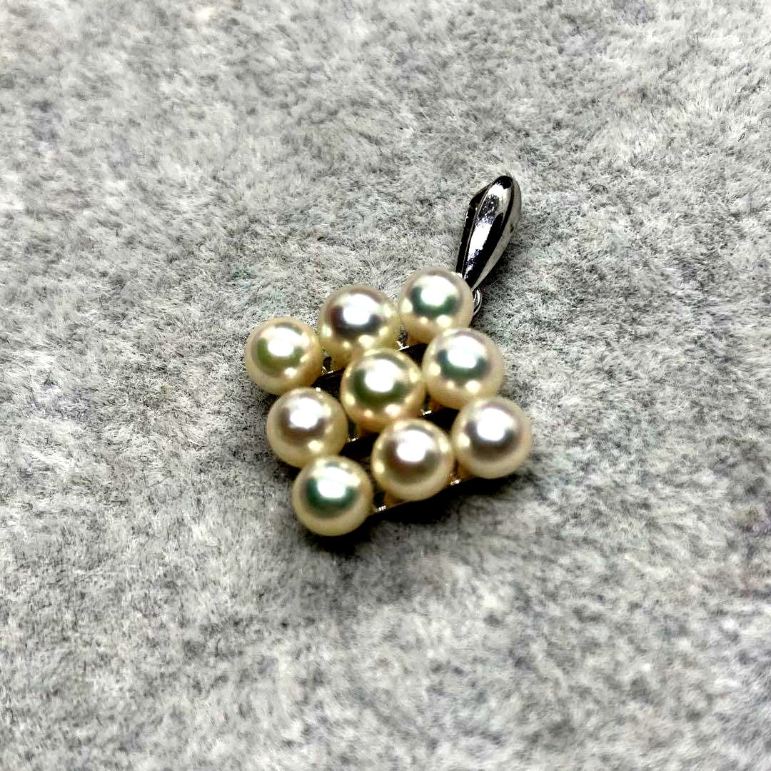 Akoya pearl pendant top with 9 white pearls 4.3mm silver marking size 1.6cm by 1.6cm