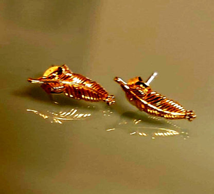 Agete K10 leaf earrings with diamond accents and detailed feather design