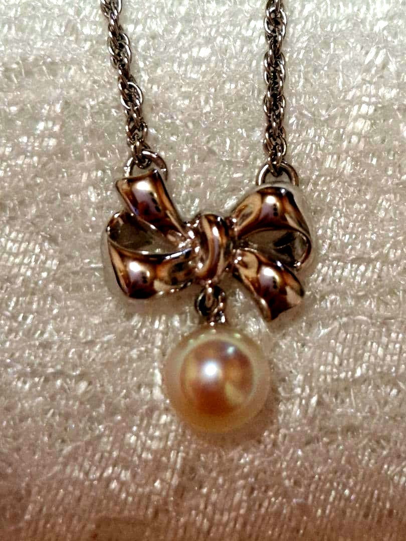 TASAKI Ribbon Motif Pearl Necklace in silver with 37 cm chain, brand new and unused