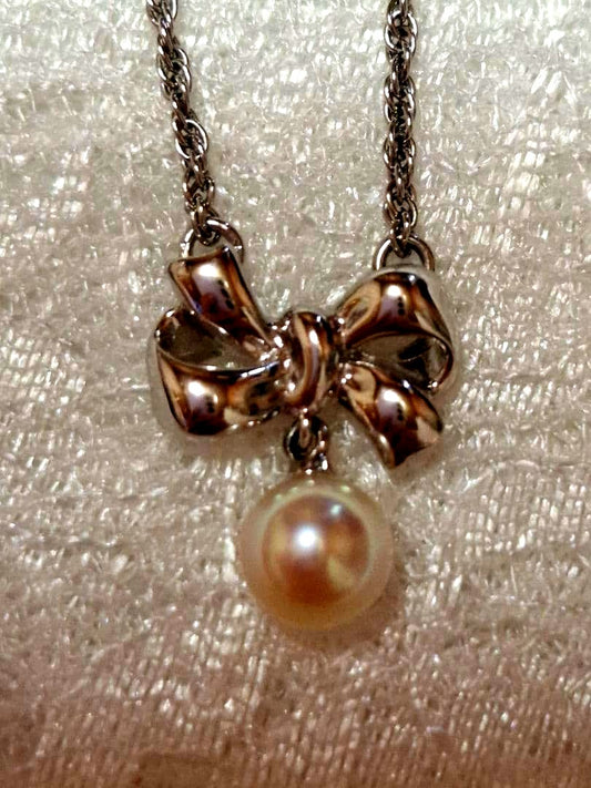 TASAKI Ribbon Motif Pearl Necklace in silver with 37 cm chain, brand new and unused