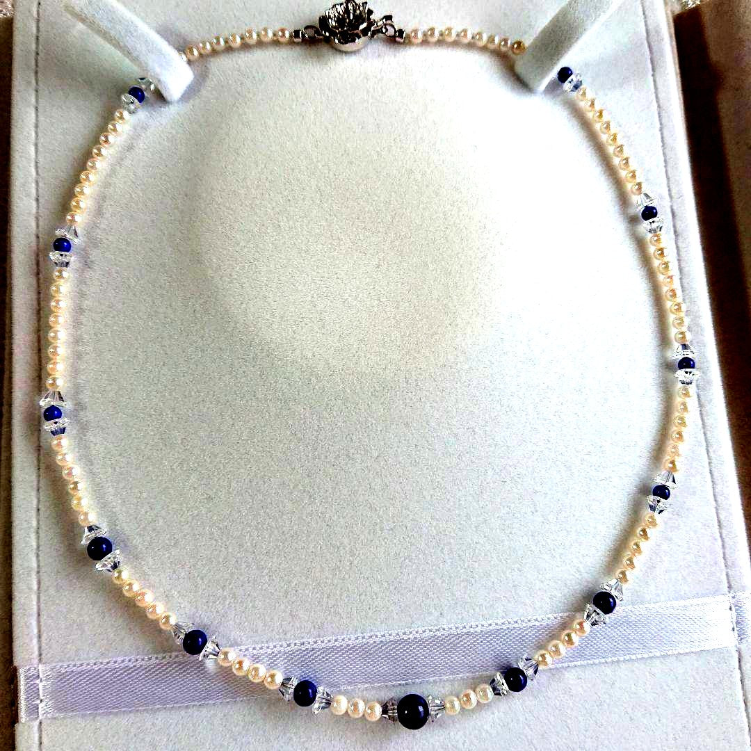 Akoya baby pearl necklace 43 cm with deep blue Lapis Lazuli stones and silver flower-shaped closure