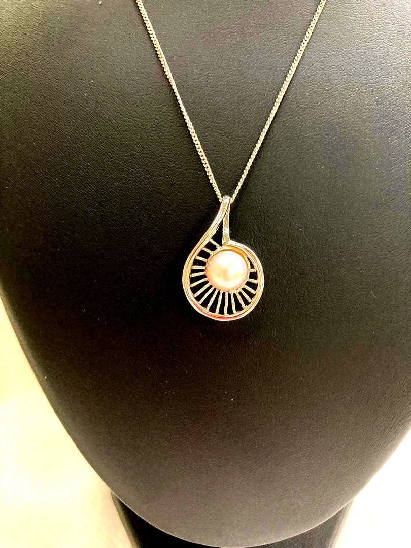 Silver necklace featuring an 8.2mm round Akoya pearl with white pink tone and good luster
