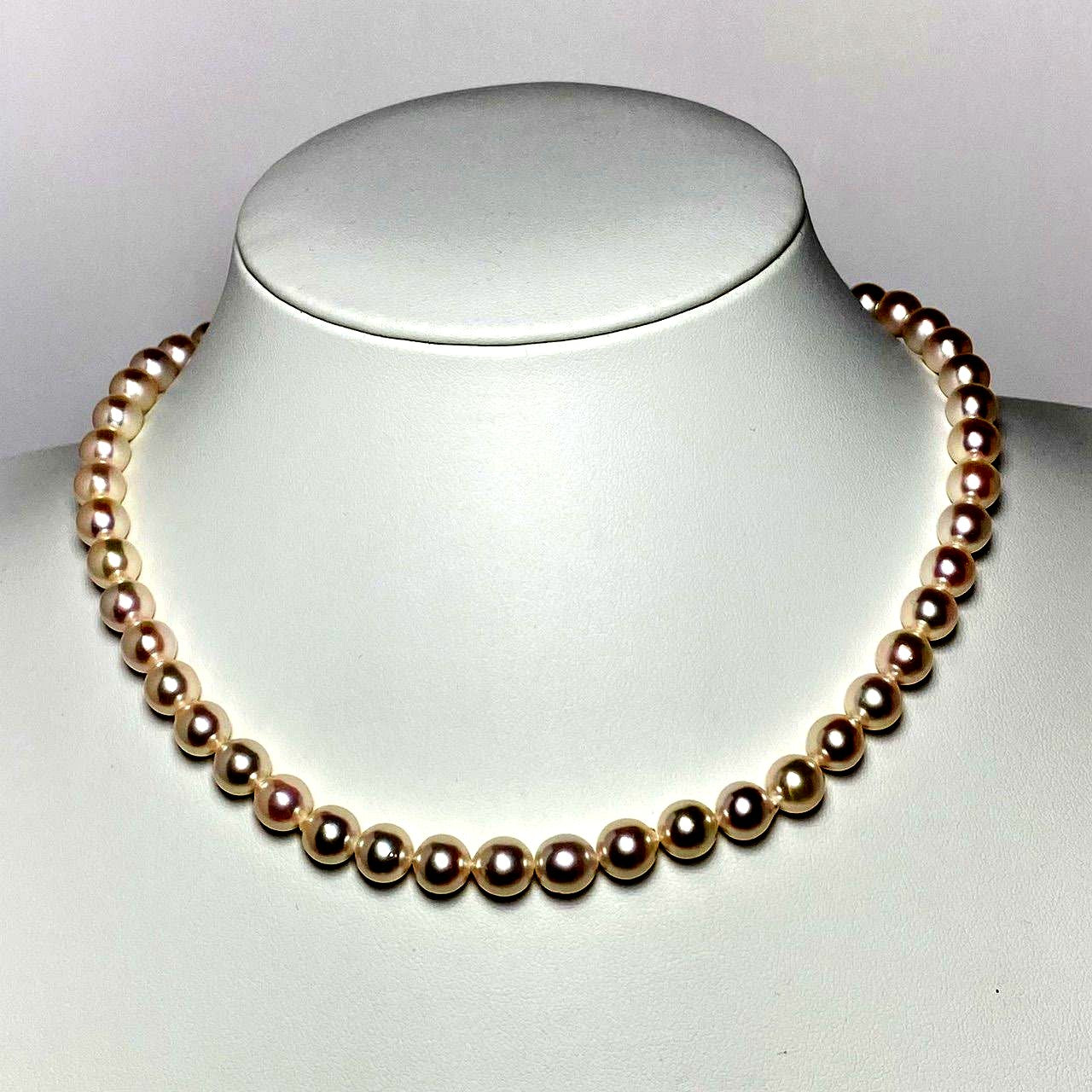Akoya pearl necklace with 7.5-8.0mm white pearls, 42 cm length, displayed on a black velvet background