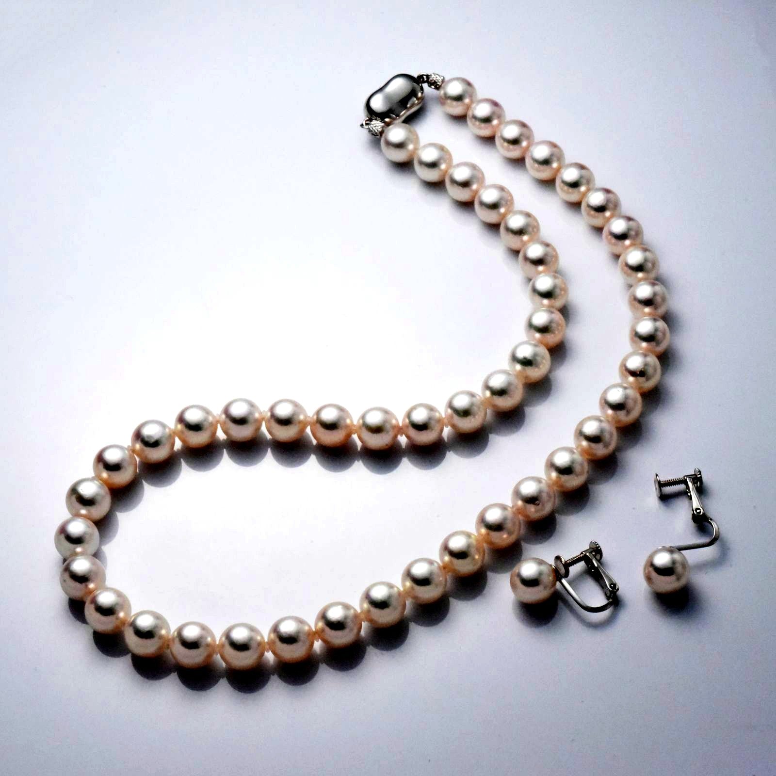 Akoya pearl necklace 8.5-9mm with matching earrings and Hanadama JGL certificate