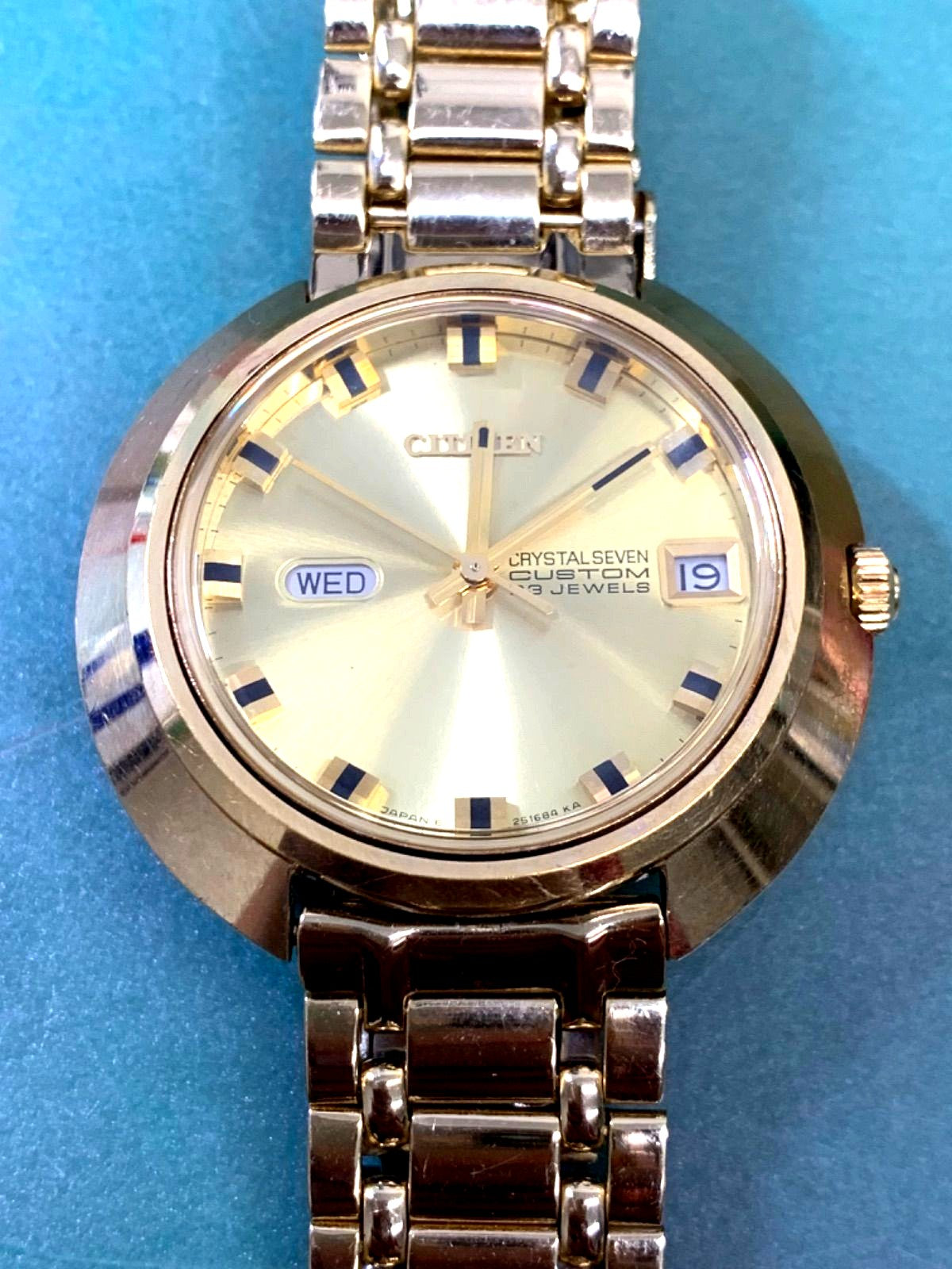 Citizen CRYSTAL SEVEN CUSTOM 6-251684 automatic wristwatch with gold dial showing time and date