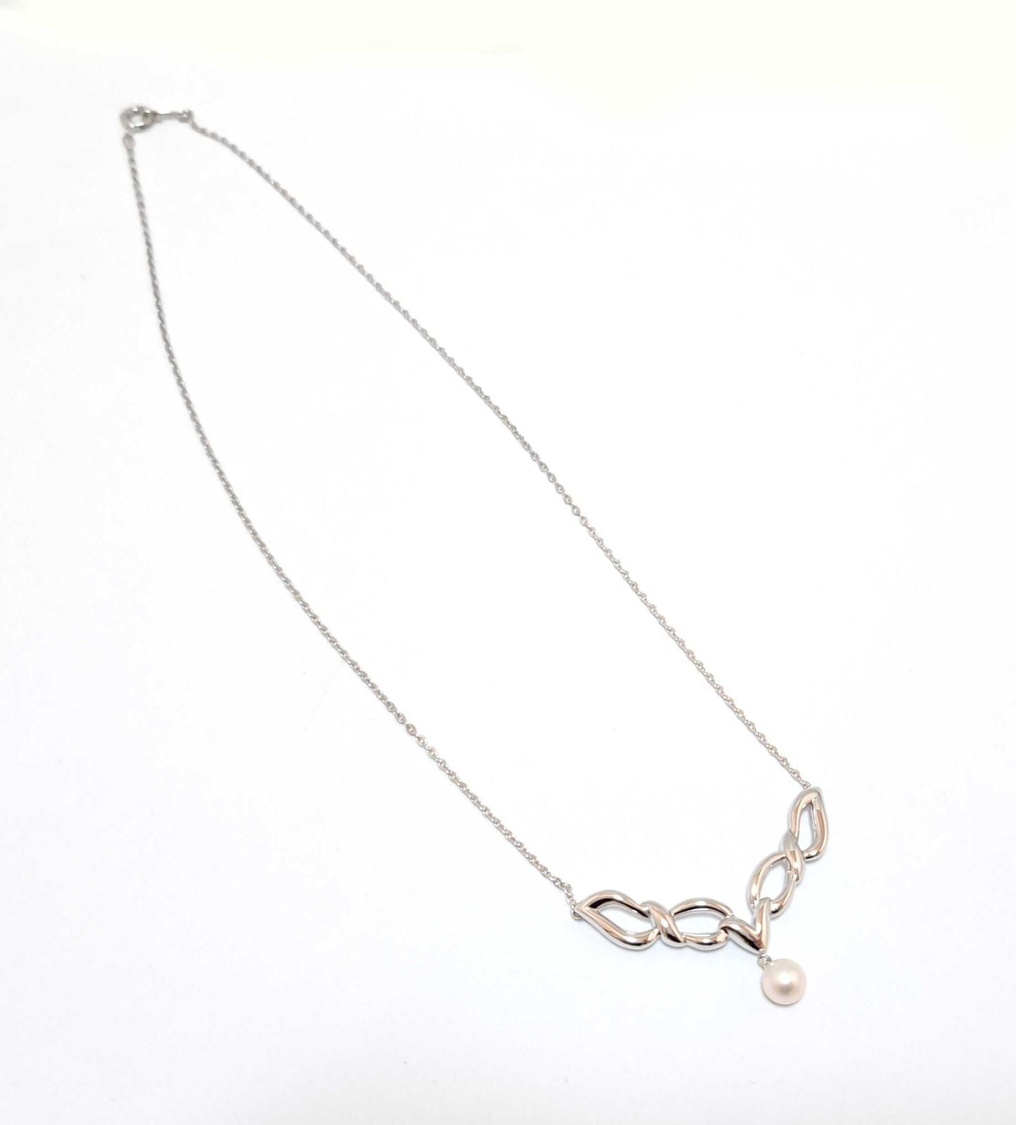 Mikimoto necklace with a 4 cm pearl and silver pendant on a 36 cm silver chain