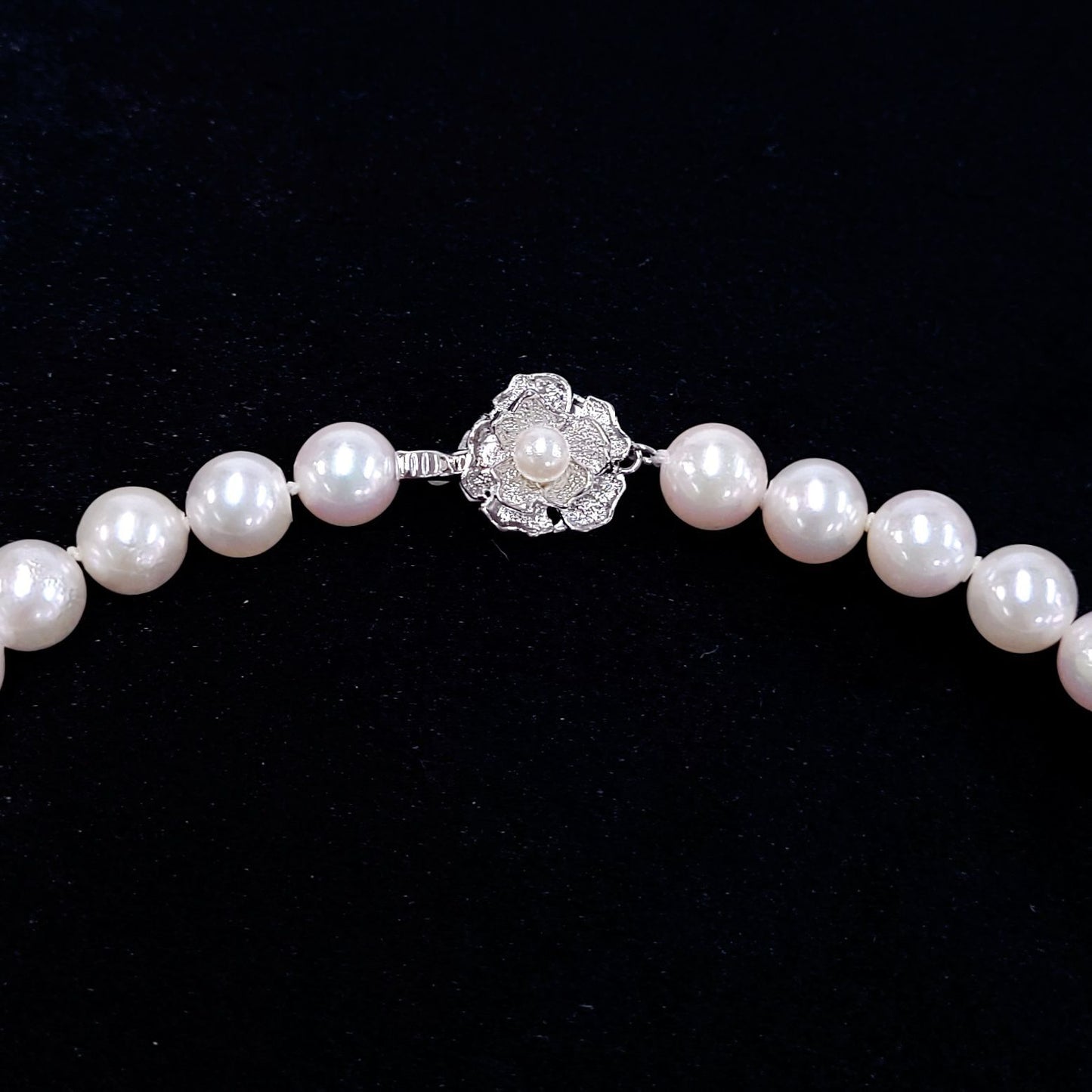 Akoya pearl necklace with 8.5-9.0mm pearls and SV925 clasp on 42cm strand with certification