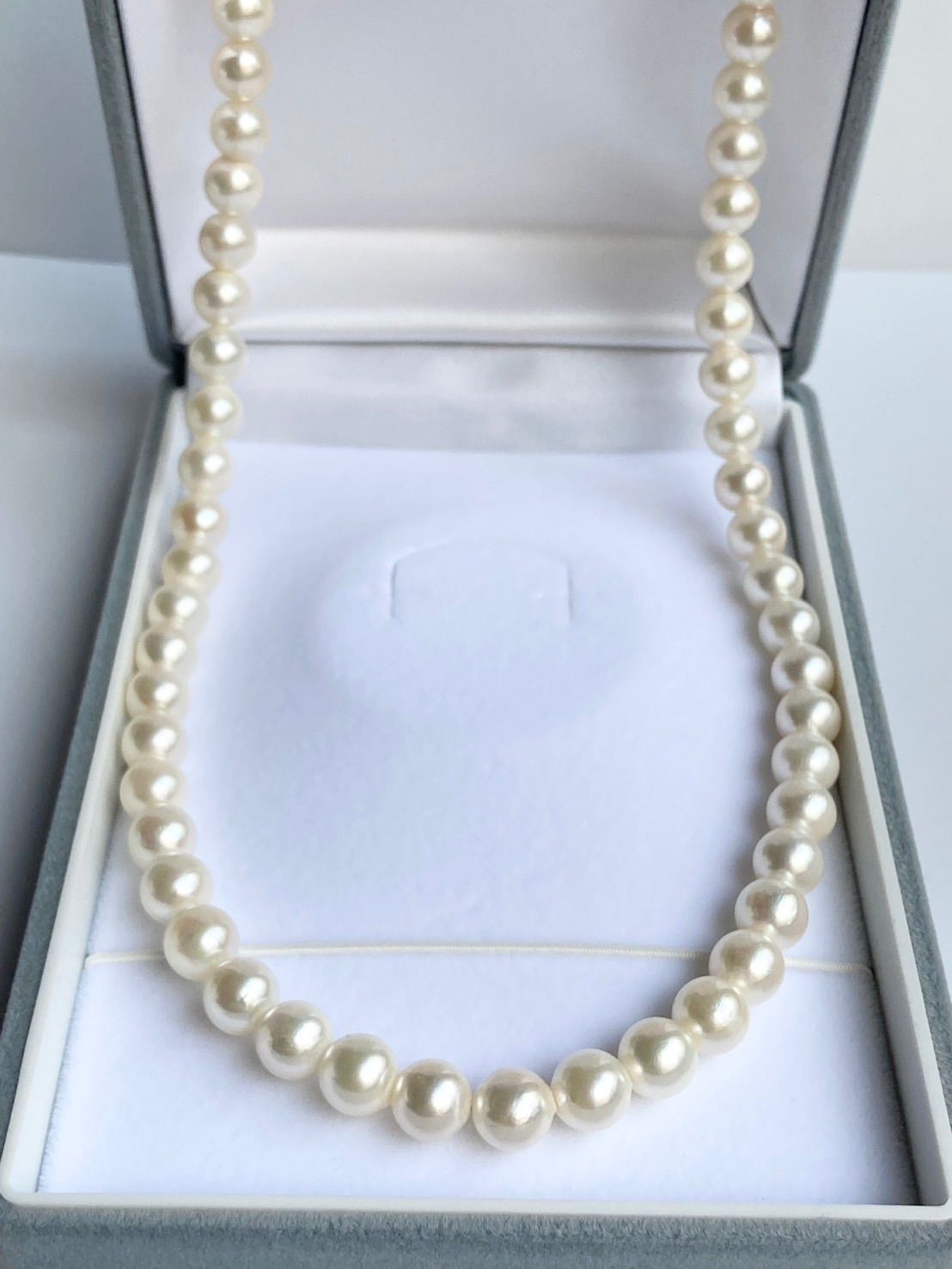 Akoya pearl necklace 43cm featuring 7.0-7.5mm round white pearls with silver clasp