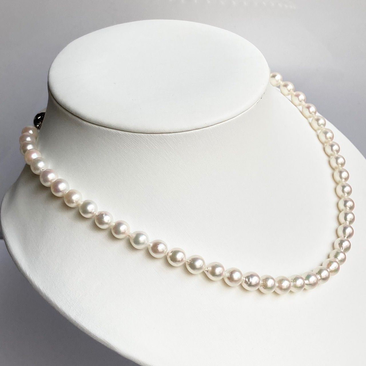 Akoya pearl necklace with 6.0-7.0mm white baroque pearls and silver clasp, 43cm length
