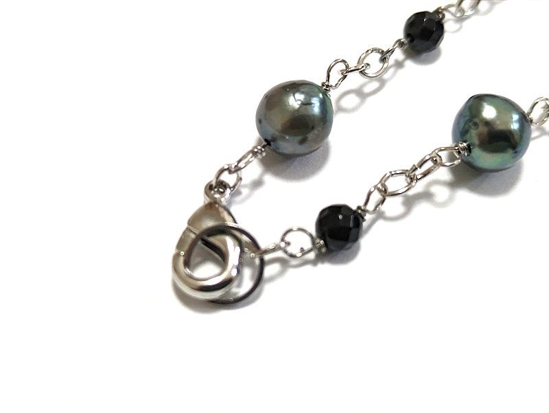 Blue Snubbull Akoya pearl and onyx long necklace measuring 120 cm with 6 mm pearls